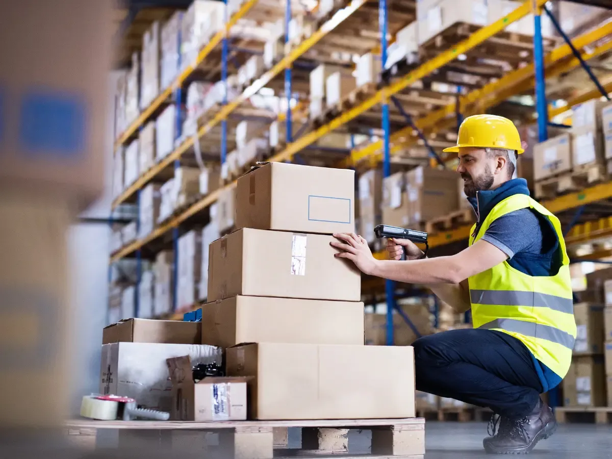 Zdjęcie pracownika POV na magazynie