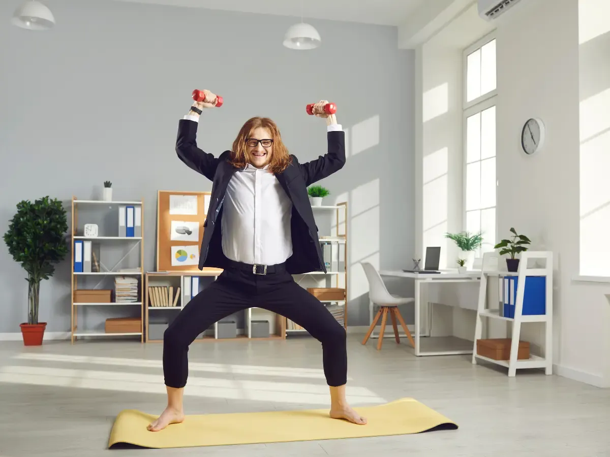 Zdjęcie ćwiczącego i uśmiechniętego pracownika