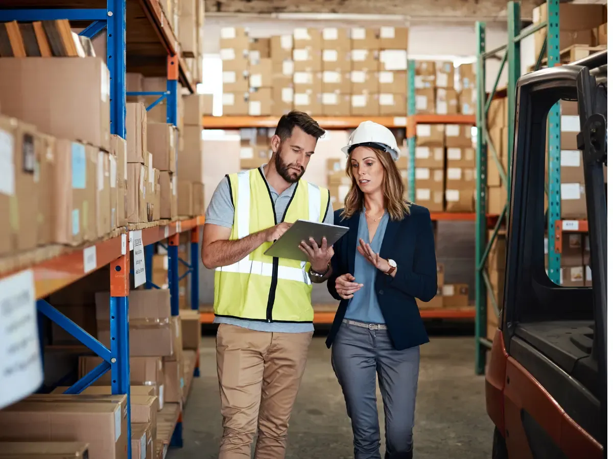 Zdjęcie rozmawiających pracowników POV