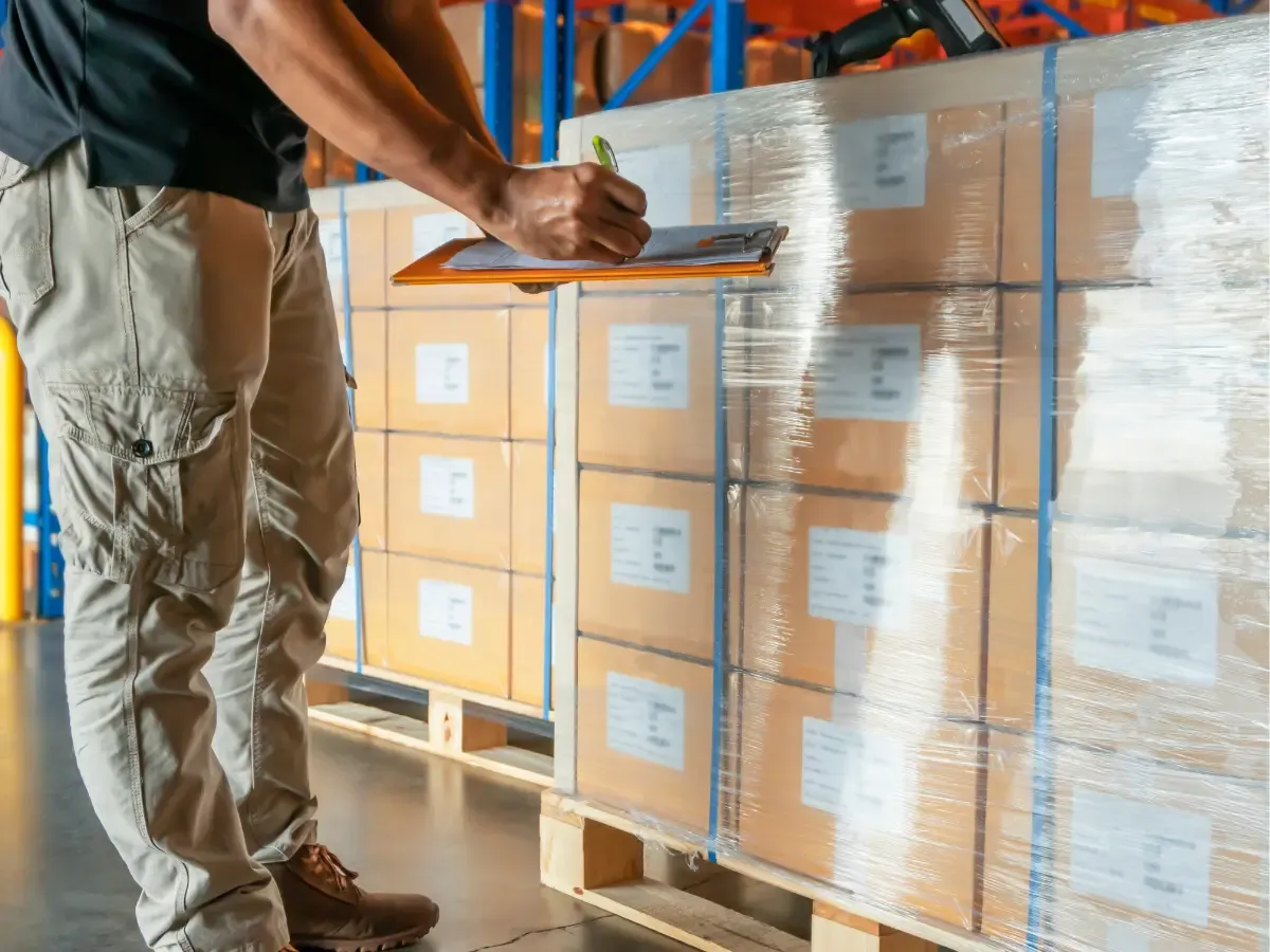 Zdjęcie pracownika POV przy spisie inwentarza