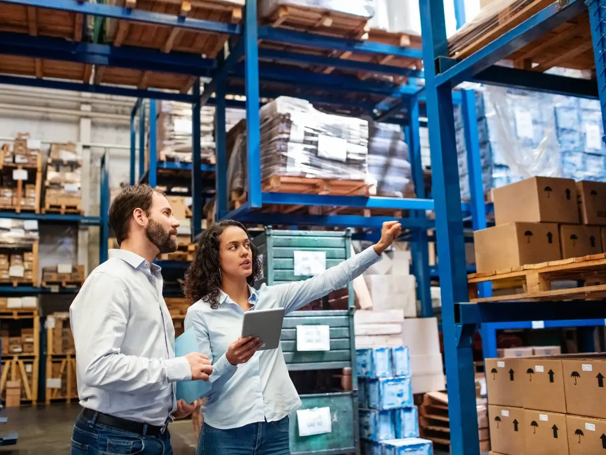 Zdjęcie pracowników POV na magazynie