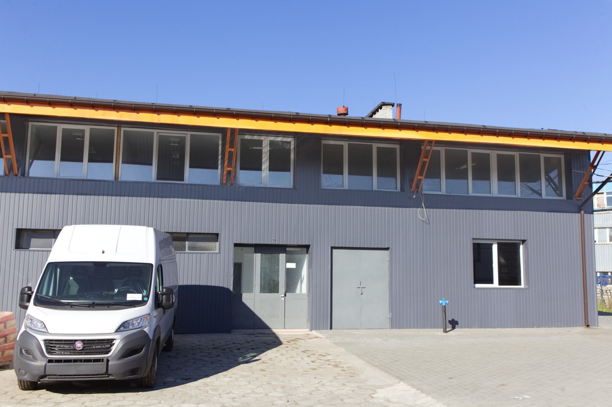 Zdjęcie magazynu w Górze Kalwarii z zewnątrz