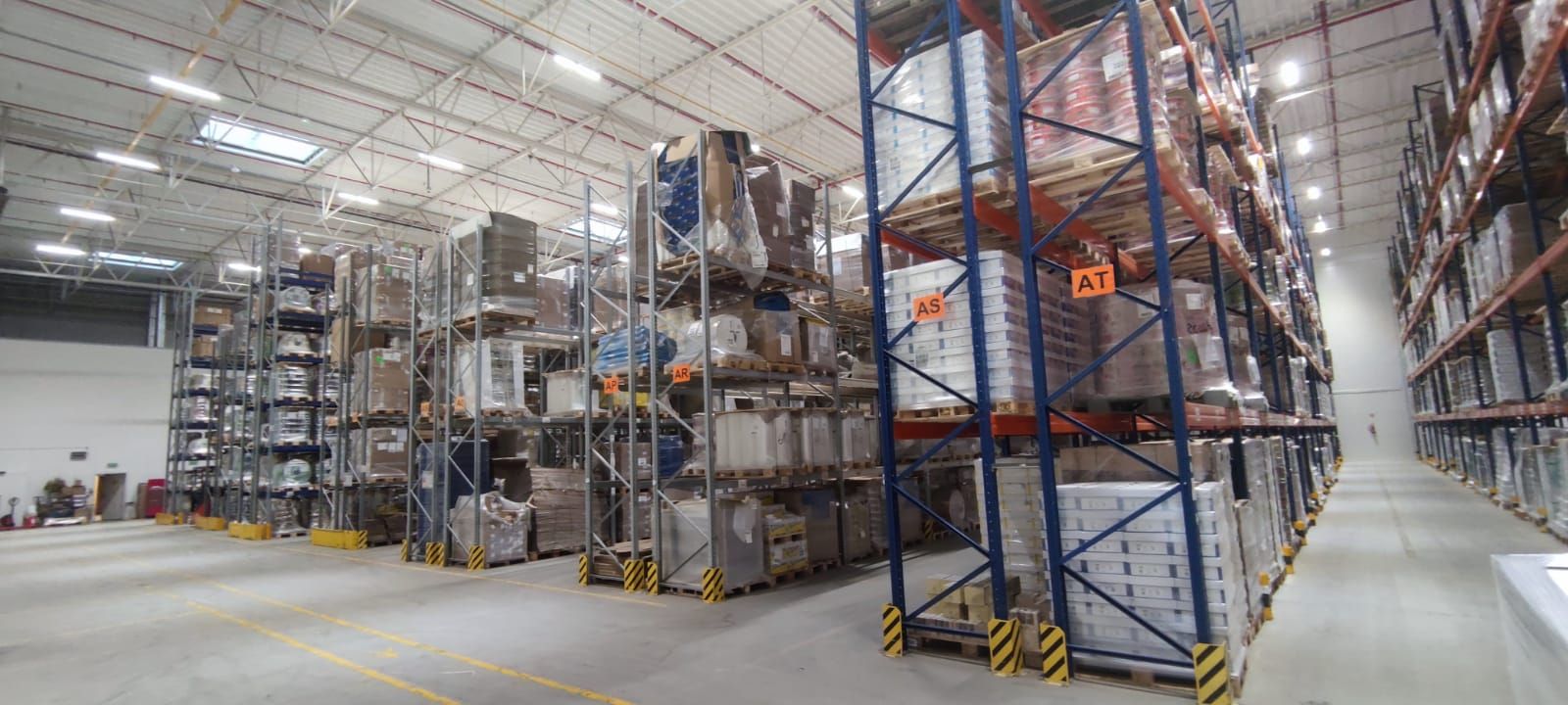 Zdjęcie z wewnątrz magazynu w Łubnej