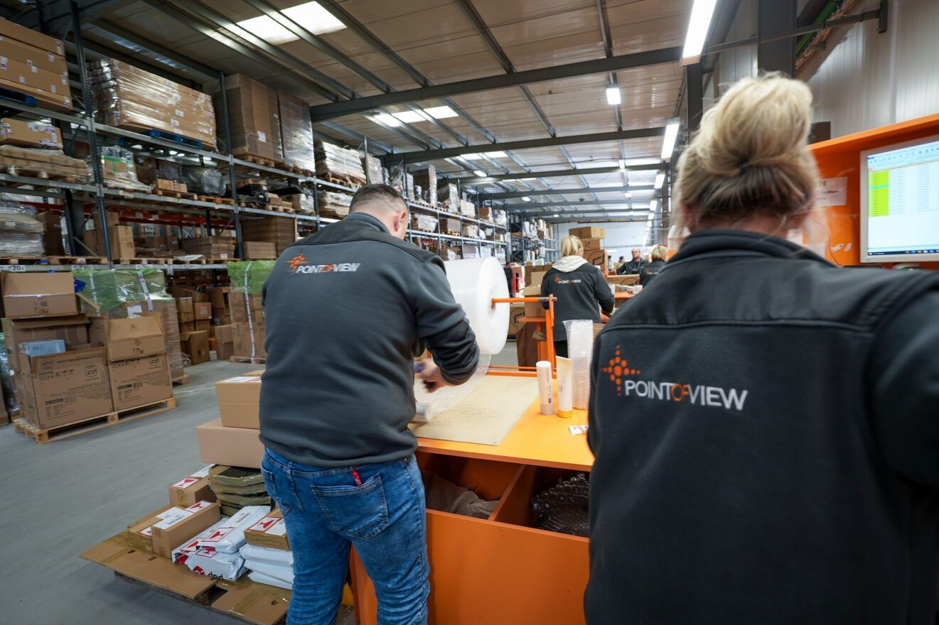 Zdjęcie pracowników POV przy pracy na hali