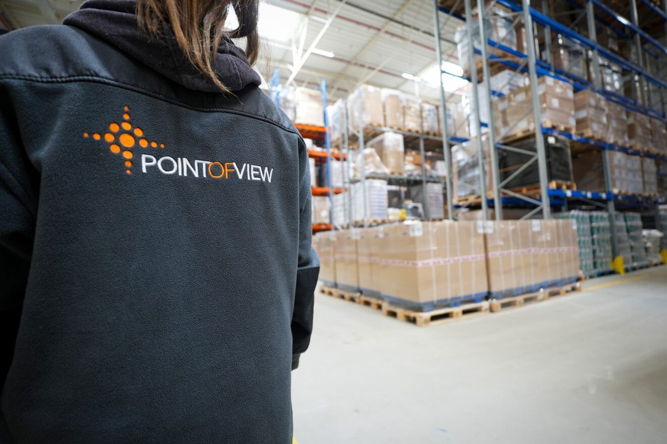 Obrazek pracownika Point Of View na tle magazynu