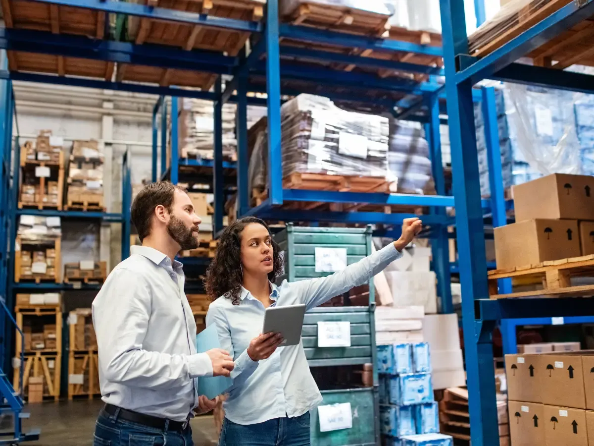 Zdjęcie pracowników POV na magazynie